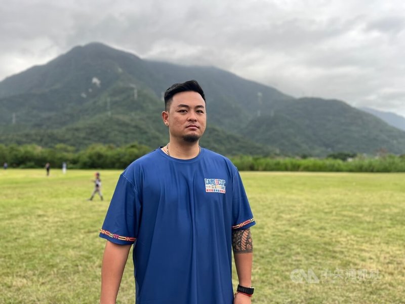 中華職棒台鋼雄鷹隊投手王躍霖（圖）29日現身2025原棒協關懷盃棒球邀請賽場邊指導小球員，他透露小時候看著多名球星進而萌生當職棒球員的念頭，如今夢想成真，是抱持著飲水思源的回饋想法來到關懷盃。中央社記者陳容琛攝　114年11月29日