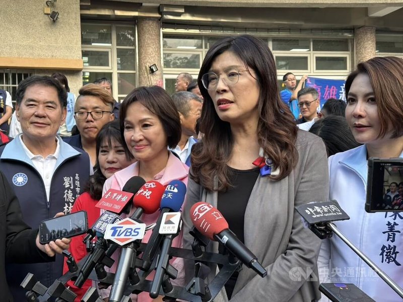 國民黨主席鄭麗文（前右2）29日南下高雄參加黨慶活動，與高雄市黨部主委、立委柯志恩（前右3）同框受訪，回應媒體詢問兩岸、選舉等議題。中央社記者林巧璉攝　114年11月29日