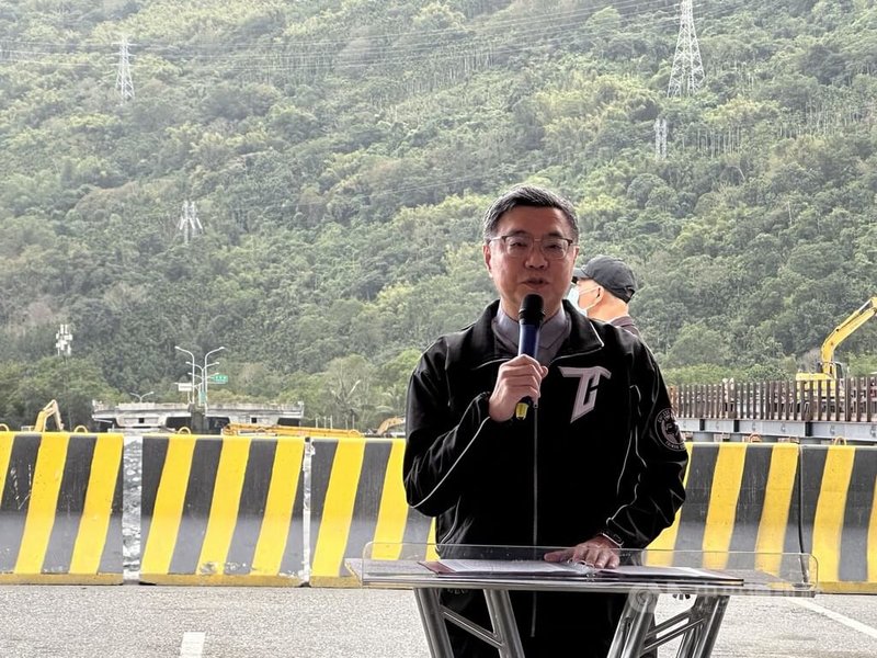 行政院長卓榮泰（圖）29日南下花蓮關心馬太鞍溪橋工程進度，致詞時表示，花東地區鄉鎮都集中在中央山脈跟海岸山脈間的縱谷，台9線是物資運送、通勤醫療、農產品運輸及觀光必經之路，保持路線安全、暢通是中央跟地方共同的責任。中央社記者李先鳳攝　114年11月29日