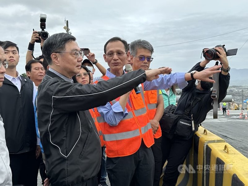 行政院長卓榮泰（前左）29日赴花蓮馬太鞍溪橋北端舊橋橋台，視察了解台9線馬太鞍溪橋重建及馬太鞍溪左岸河川堤防搶修搶險情形。中央社記者李先鳳攝　114年11月29日