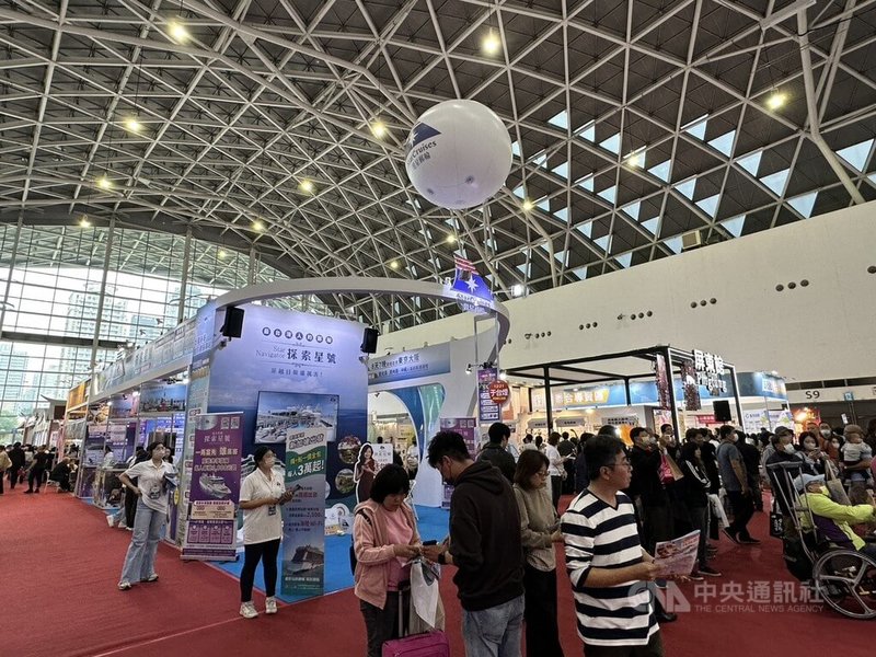 高雄旅行公會2025冬季國際旅展29日進入展期第2天，適逢週末假日，人氣、買氣都增加，不少民眾到場參觀尋覓旅遊好康。中央社記者林巧璉攝　114年11月29日