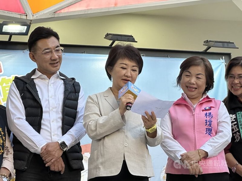 台中市長盧秀燕（中）29日出席2025台中購物節抽獎活動，與立法院副院長江啟臣（左）、國民黨立委楊瓊瓔（前右）同台。中央社記者趙麗妍攝　114年11月29日