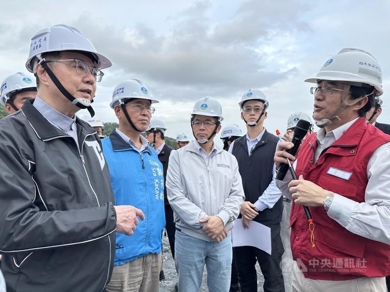 行政院長卓榮泰（左）29日赴花蓮視察馬太鞍溪上游堤防復建工程，聽取水利署長林元鵬（右）簡報後，指示積極趕辦，確保在民國115年颱風季來臨前全面提升保護能力。中央社記者李先鳳攝　114年11月29日