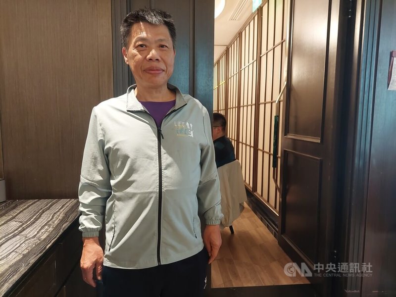 2025上海馬拉松賽事，有102人持台胞證報名成功，其中有17人是循「台北上海雙城論壇」的交流機制到上海參賽，他們當中有些人是在大陸生活多年的台商或台幹。63歲的賴明堂是這17人中最年長者，上馬是他人生第99場馬拉松。中央社記者張淑伶上海攝　114年11月29日