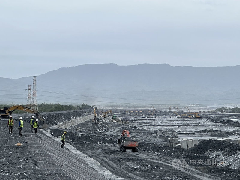 經濟部水利署在花蓮馬太鞍溪上游構築臨時堤防已完成約600公尺，水利署29日表示，目前臨時堤防已具一定保護效能，另1.2公里的臨時加高工程將於1個月內完工；明利村1.8公里的永久堤防復建工程則預定民國115年6月完成。中央社記者李先鳳攝　114年11月29日