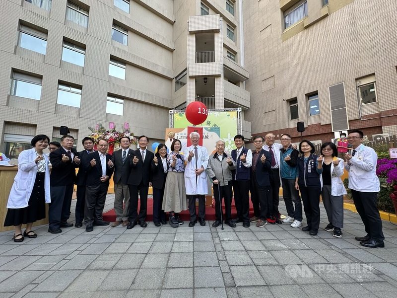 衛福部台中醫院29日舉辦130週年院慶活動，院長黃元德（中）表示，台中醫院持續推動公衛政策及提升醫療服務品質，走過百年、展望未來，將持續守護中部地區民眾健康。中央社記者趙麗妍攝 114年11月29日