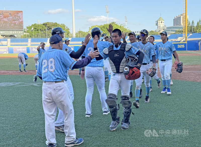 2025黑豹旗全國高中棒球大賽29日進行4強戰，羅東高工（圖）與台東體中交手展現韌性，終場以11比8搶勝、隊史首闖冠軍戰，賽後選手場中列隊致意。中央社記者謝靜雯攝　114年11月29日