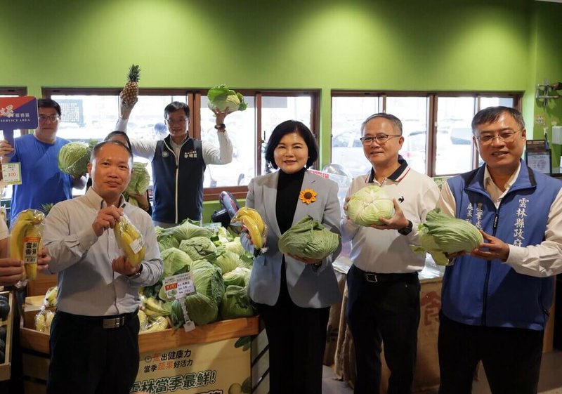 雲林縣政府29日在國道1號西螺服務區南站舉辦農產推廣記者會，縣長張麗善（右3）也到場行銷，將雲林最新鮮的香蕉、高麗菜等農特產推薦給南來北往的旅客。（雲林縣政府提供）中央社記者黃國芳傳真　114年11月29日