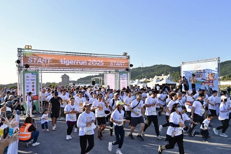 台灣虎航睽違5年再度舉辦路跑活動「2025 tigerrun山海聲浪路跑」，29日下午在台北大佳河濱公園熱鬧開跑，近3000名跑者齊聚參與。（台灣虎航提供）中央社記者黃巧雯傳真　 114年11月29日