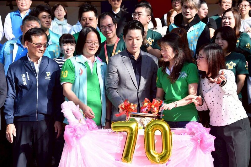 台北市長蔣萬安（前中）29日出席建安國小70週年校慶，他在會前被媒體堵訪詢問是否支持重啟核能表示，電力即算力、算力即國力，中央政府早就該做好通盤規劃。（台北市政府提供）中央社記者陳昱婷傳真 114年11月29日