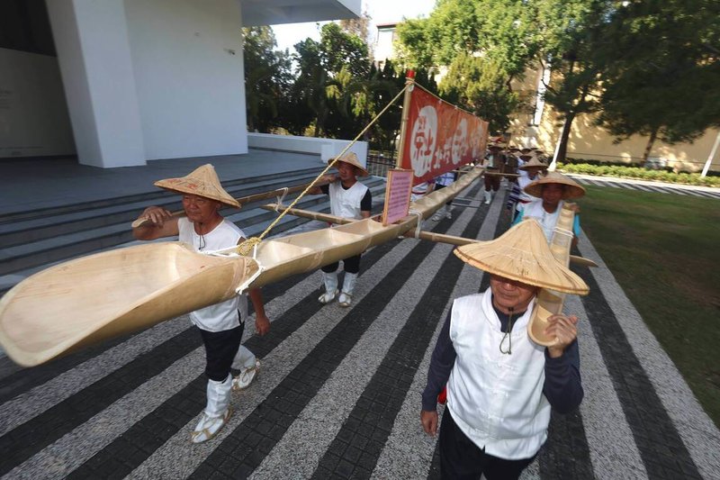 南投縣草屯鎮2025年稻草工藝文化節活動29日開幕，草屯北投社區居民合力扛起長約8公尺的「扁擔王」，將申請金氏世界紀錄認證，傳承草屯在地文化。（南投縣政府提供）中央社記者吳哲豪傳真　114年11月29日