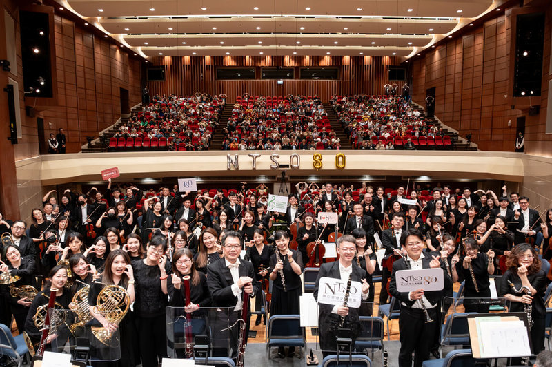NTSO國立台灣交響樂團80週年團慶音樂會29日下午在國台交演奏廳舉行，音樂會曲目融合1945年國台交首次公開演出及1946年首次定期音樂會曲目，演後合照不僅重溫也見證NTSO的誕生與成長。（國台交提供）  中央社記者趙靜瑜傳真  114年11月29日