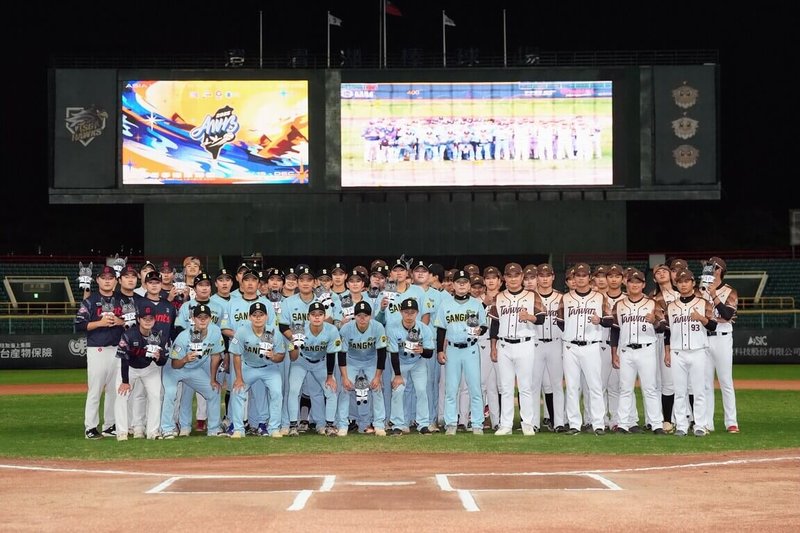 2025亞洲冬季棒球聯盟韓職聯隊29日以4比0完封台灣山林隊，韓職聯隊冬盟賽程提前結束，聯盟也致贈紀念品，盼未來有更多交流機會。圖為台韓兩隊賽前合影。（中華職棒提供）中央社記者謝靜雯傳真　114年11月29日