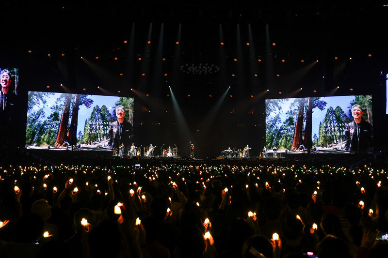 歌手周華健29日晚間在高雄巨蛋舉辦「少年的奇幻之旅3.0」演唱會，演出中並緬懷已故金曲編曲人好友屠穎，周華健稱他是音樂上的巨人。（滾石唱片提供）中央社記者王心妤傳真　114年11月29日