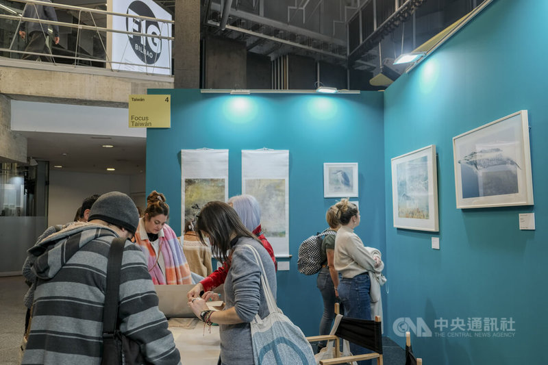 西班牙第14屆畢爾包國際版畫與紙上藝術博覽會（FIG Bilbao）今年邀請台灣為主賓國參展，主辦單位貼心地在「聚焦台灣」6個展區的牆面漆上了鮮明的土耳其藍，讓觀展者在一片白色展場中一眼即可認出台灣藝術所在。中央社記者胡家綺馬德里攝 114年11月29日