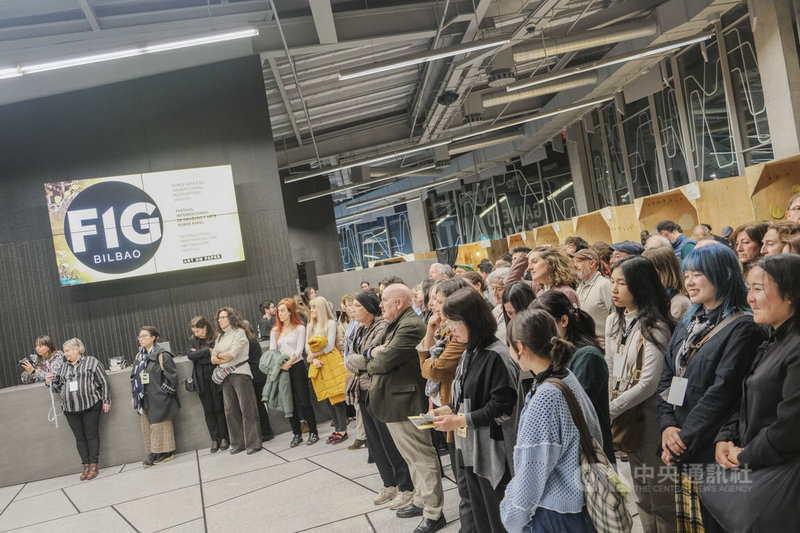 西班牙第14屆畢爾包國際版畫與紙上藝術博覽會（FIG Bilbao）在畢爾包巴斯克宮舉行，匯集逾60個展位與約500名來自世界各地的藝術家，27日晚間的開幕式上，參展台灣藝術家張瀞予、黃淑卿和4位國立嘉義大學學生受到現場賓客熱烈歡迎。中央社記者胡家綺馬德里攝 114年11月29日