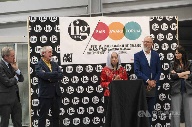 西班牙第14屆畢爾包國際版畫與紙上藝術博覽會（FIG Bilbao）27日晚間盛大開幕，藝博會主席阿隆索（右2）與3名巴斯克自治區政要出席。今年台灣擔任主賓國，策展人周芳蓮（中）受邀致詞時表示，「聚焦台灣」集結台灣中壯青跨世代版畫藝術家作品，完整呈現不同世代的台灣版畫藝術風貌。中央社記者胡家綺馬德里攝 114年11月29日