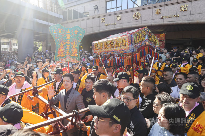 為慶祝艋舺青山宮建宮170週年,北港朝天宮媽祖29日北上參與青山宮年度盛會,台北市長蔣萬安(扶轎者)在萬華車站外為青山王扶轎同行。中央社記者鄭清元攝 114年11月29日