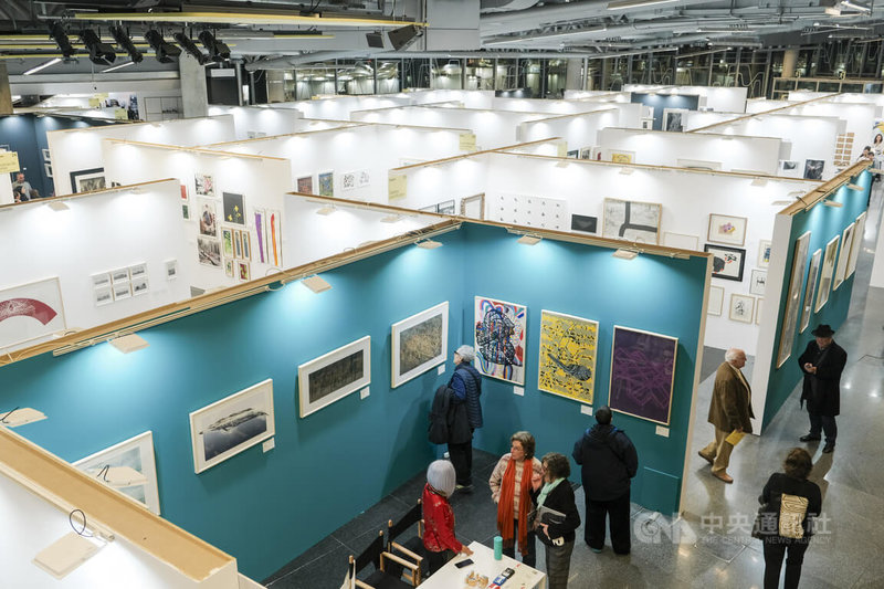 西班牙第14屆畢爾包國際版畫與紙上藝術博覽會(FIG Bilbao)匯集逾60個展位與約500名來自世界各地的藝術家,今年邀請台灣為主賓國參展,主辦單位在「聚焦台灣」展區牆面漆上鮮明的土耳其藍,讓觀展者在一片白色展場中一眼即可辨識台灣展位。中央社記者胡家綺馬德里攝 114年11月29日