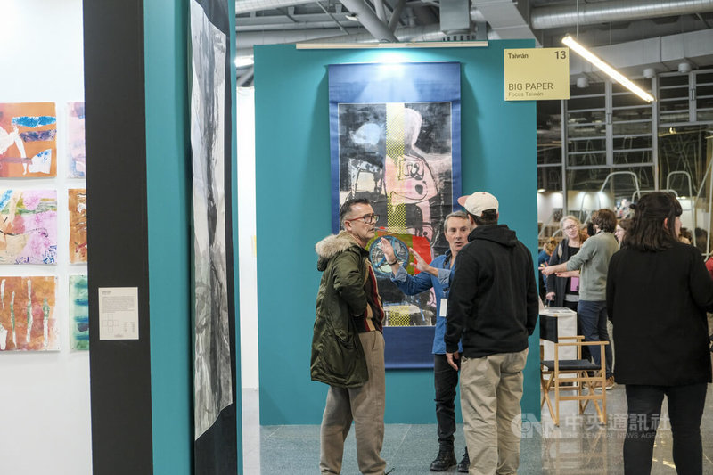 西班牙第14屆畢爾包藝術博覽會(FIG Bilbao)今年邀請台灣為主賓國,以「聚焦台灣」為主題參展,策展人周芳蓮集結9名跨世代版畫與水墨藝術家,在6個展區包括3面大展示牆(BIG PAPER),完整呈現台灣版畫的傳承、演進與創新,圖中背景作品為郭博州「金風玉露」。中央社記者胡家綺馬德里攝 114年11月29日