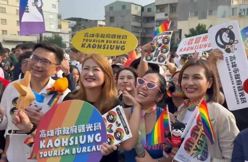 表態爭取民進黨提名參選高雄市長的立委邱議瑩（前右）、賴瑞隆（前左）29日在2025高雄同志大遊行同框亮相，爭取更多支持與認同。（邱議瑩辦公室提供）中央社記者林巧璉傳真　114年11月29日