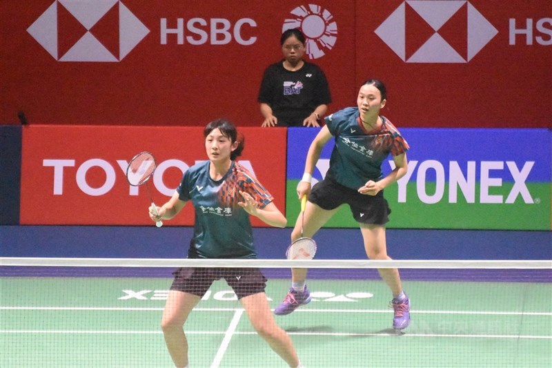 圖為羽球選手許雅晴（後）和宋祐媗（前）。（中央社檔案照片）