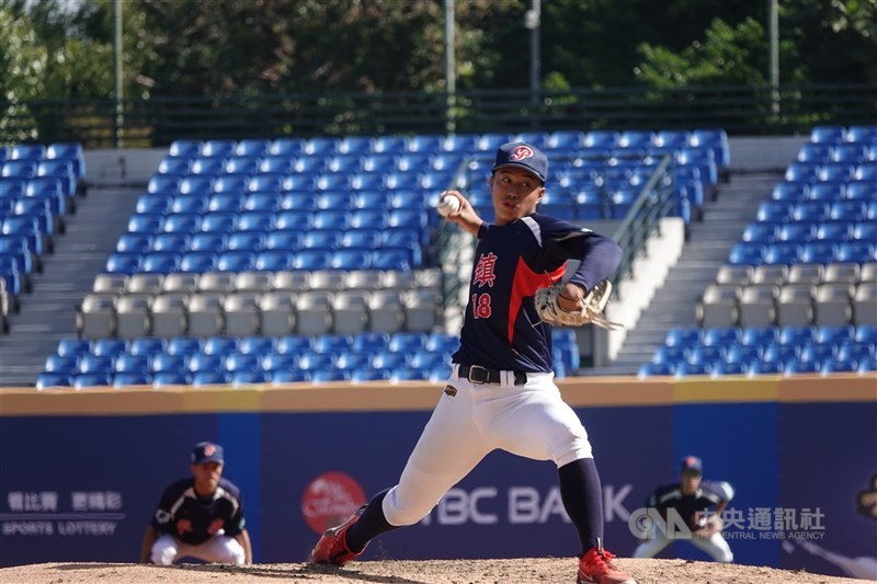黑豹旗青棒賽平鎮高中高三投手蔡辰瀧（圖）29日4強賽，7局完封好投，率隊以1比0擊敗高苑工商、晉級冠軍戰。中央社記者謝靜雯攝  114年11月29日