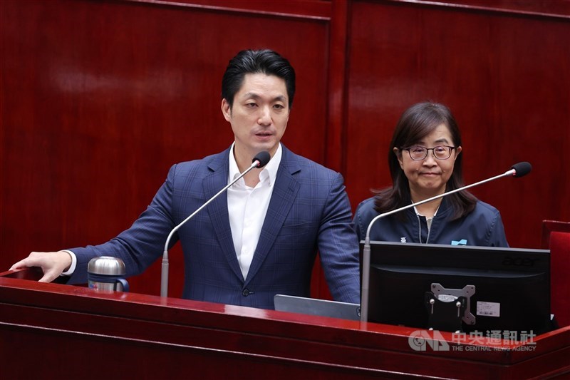 圖為台北市長蔣萬安（左）、副市長林奕華（右）28日列席市議會市政總質詢及答覆。(中央社檔案照片)