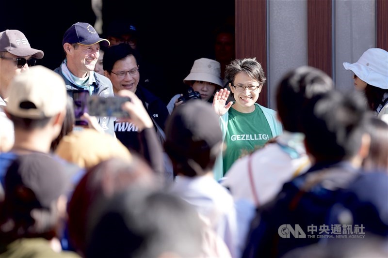 副總統蕭美琴（後右）29日在外交部長林佳龍（後左3）與歐洲經貿辦事處長谷力哲（Lutz Güllner）（後左2）等人陪同下，前往新北市觀音山遊客中心猛禽展示館前廣場，出席「環保永續健行，低碳健康山林」活動，進場時揮手致意。 中央社記者徐肇昌攝 114年11月29日