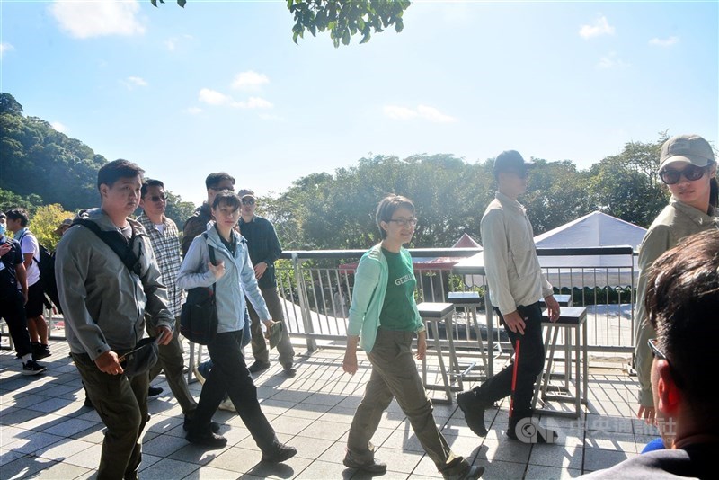 副總統蕭美琴（中）29日擔任領隊出席「環保永續健行，低碳健康山林」淨山活動，率部會首長等健行登頂新北市觀音山並淨山。 中央社記者黃旭昇新北攝 114年11月29日