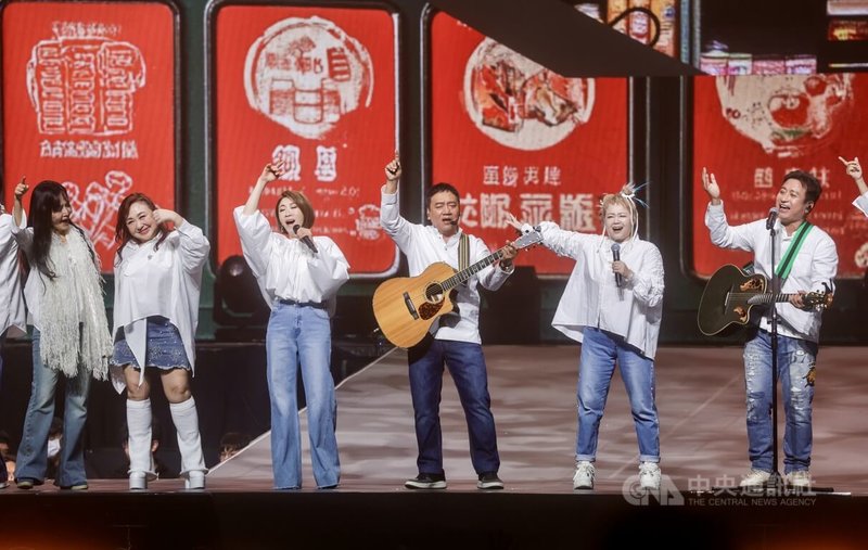 2025「民歌50高峰會 最終加場」29日下午在台北小巨蛋舉行，演唱會總製作人施孝榮（右3）邀請歌手李翊君（左3）、鄭怡（左2）、于台煙（左）、金智娟（右2）、王中平（右）等多名實力派歌手同台獻唱。中央社記者裴禛攝　114年11月29日