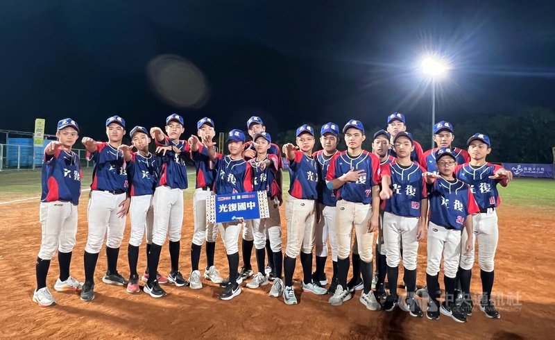 受馬太鞍溪堰塞湖溢流災情影響，花蓮縣光復國中棒球隊（圖）至今仍無法有效訓練，但仍秉持「有限空間做有限的事」精神參與關懷盃，盼能打出好表現，以自身表現鼓勵光復鄉民。中央社記者陳容琛攝　114年11月29日