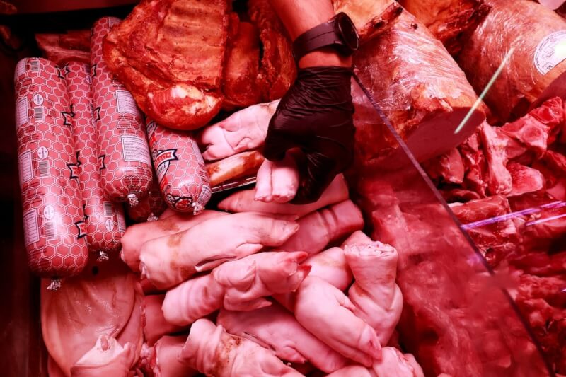 圖為西班牙馬德里一處超市販售的豬肉製品。（路透社）