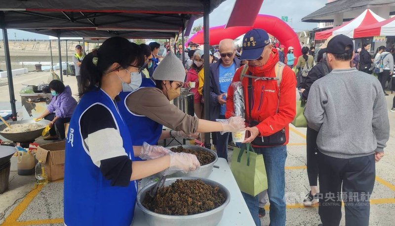 澎湖縣政府「澎湖大行軍」活動，29日在澎湖跨海大橋登場，來自全台各地1000多名民眾一起逆風前行，現場準備有在地的「土魠魚、海菜、紫菜」等3金海鮮美食供所有參賽者品嚐，留下難忘回憶。中央社   114年11月29日