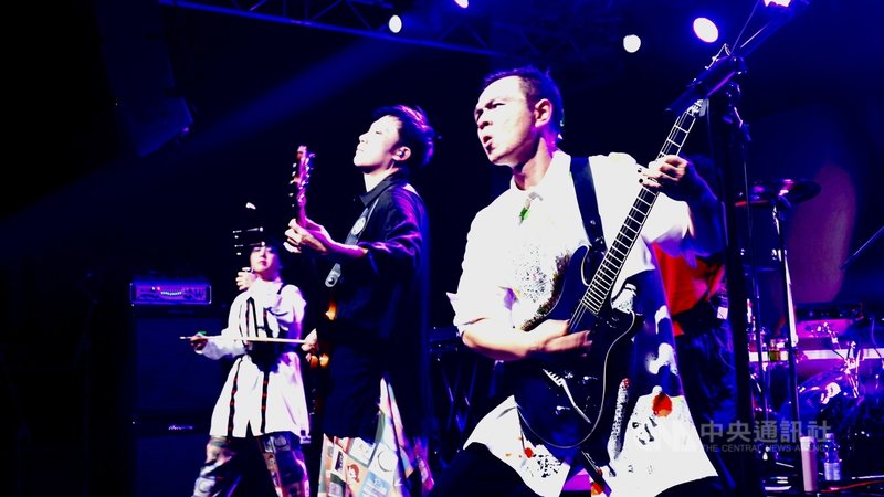 文化總會在赫爾辛基舉辦F:F:F音樂節，台灣樂團恆月三途在舞台上專注且充滿張力的演奏。中央社記者巫祈麟攝 114年11月29日