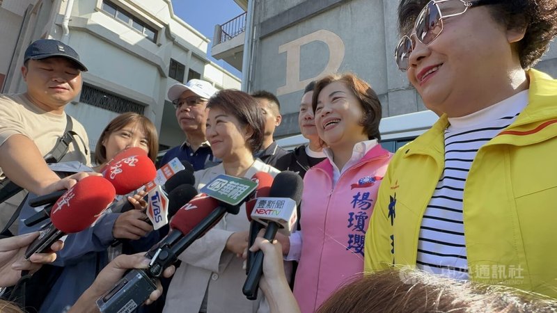 下屆台中市長國民黨提名人選，台中市長盧秀燕（右3）29日受訪表示，國民黨人才濟濟，各個是強棒。她握起國民黨立委楊瓊瓔（右2）的手，要大家加油。中央社記者趙麗妍傳真 114年11月29日