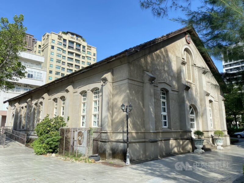 新竹女中現存一座完整保存的日治建築，原名「雨天體操場」，於1931年落成啟用，後來常作為音樂會、開學與畢業典禮場地，被歷屆竹女校友稱為「小禮堂」，2024年被正式指定為市定古蹟「新竹高等女學校講堂」。中央社記者魯鋼駿攝　114年11月29日