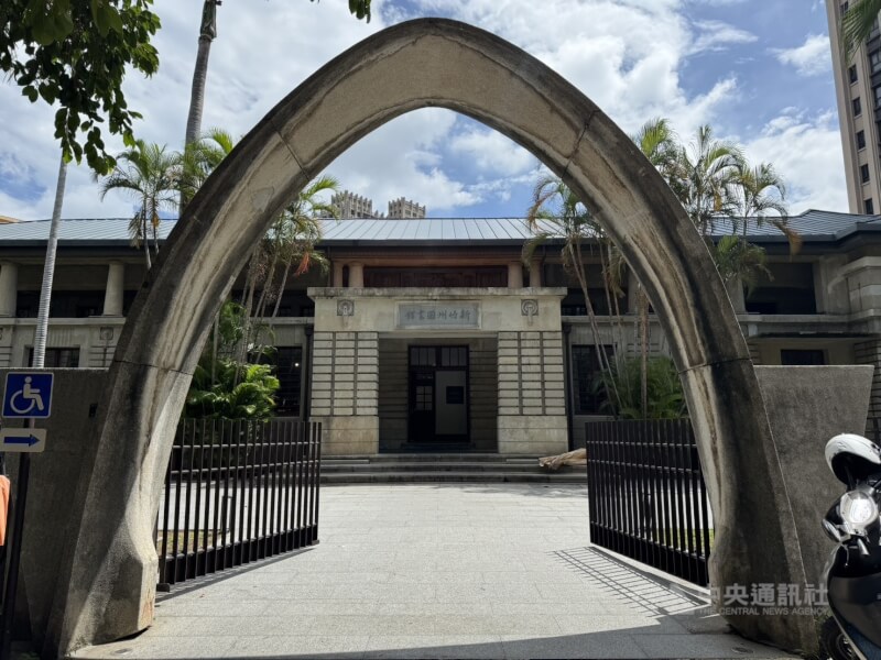 「新竹州圖書館」建於日治時期，為紀念裕仁皇太子1923年來台訪問而設，戰後持續作為公共圖書館使用，1984年由新光人壽標得，1998年被指定為市定古蹟。中央社記者魯鋼駿攝　114年11月29日