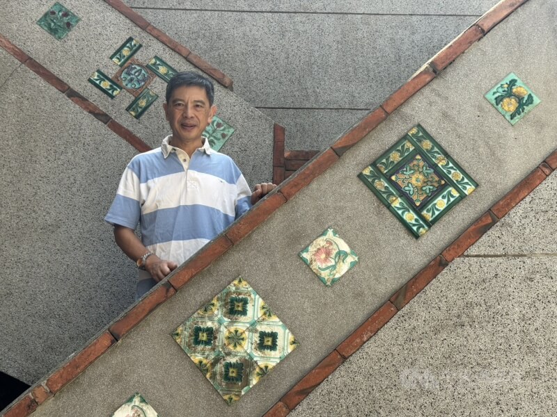 新竹市定古蹟「周益記」是由屋主、周家第6代的周友達（圖）主動申列古蹟，他雖在台北出生，但童年長期居住於周益記，對老宅有深厚情感。中央社記者魯鋼駿攝　114年11月29日