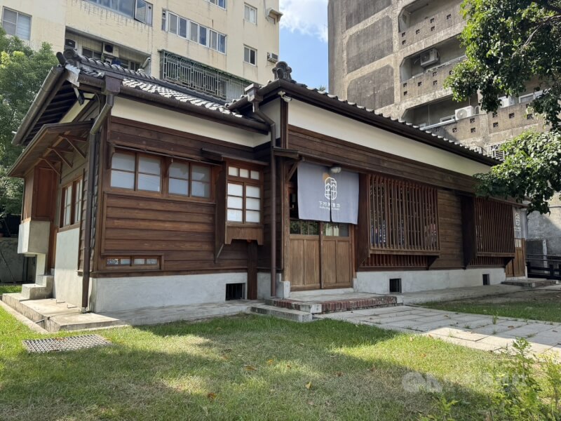 新竹市歷史建築南大路警察宿舍(圖)近年在市府推動下完成修復並委外經營,規劃展覽、教育推廣與文化活動,轉化為市民共享的文化場域。中央社記者魯鋼駿攝 114年11月29日