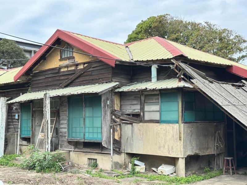 新竹高商校園內4棟日式宿舍（圖）於2025年3月被民眾提報登錄歷史建築，目前已依文化資產保存法啟動審議程序，並展開宿舍群調查與評估。（新竹市議員廖子齊提供）中央社記者魯鋼駿傳真　114年11月29日