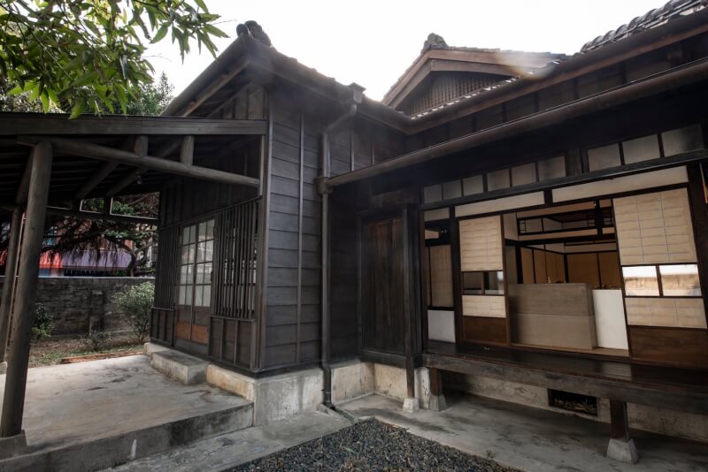 根據新竹市文化局資料,新竹市面積104.1平方公里,平均約每1.4平方公里就有1處文資建築,密集度相當高。圖為近年完成修復的辛志平校長故居一隅。(新竹市文化局提供)中央社記者魯鋼駿傳真 114年11月29日