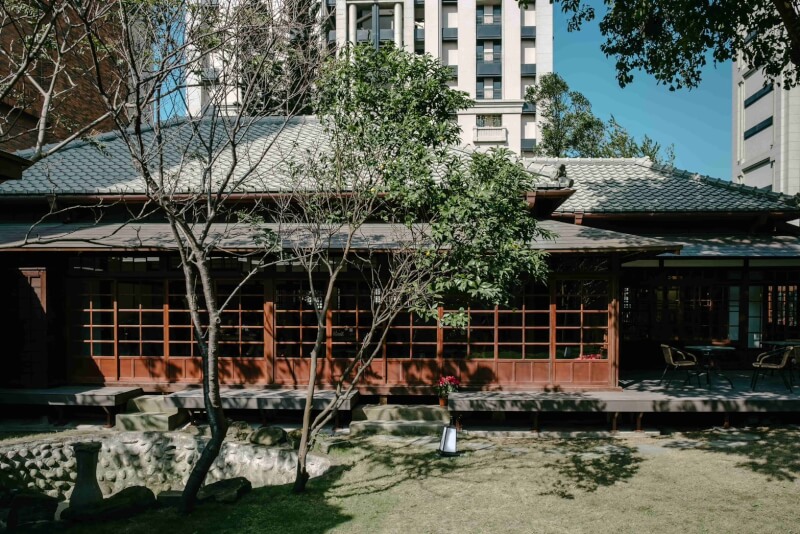 新竹市政府近年陸續完成新竹州警務部長官舍（圖）等多處公有建物修復並委外經營，讓空間轉化為市民共享的文化場域。（新竹市文化局提供）中央社記者魯鋼駿傳真　114年11月29日