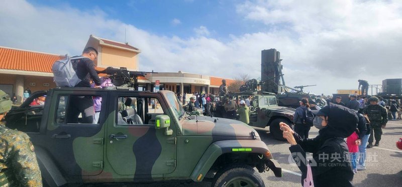 澎湖縣政府「澎湖大行軍」活動，29日在澎湖跨海大橋登場，來自全台各地1000多名民眾一起逆風前行，國軍軍事裝備也分別在大橋兩端展示，吸引民眾參觀。中央社澎湖傳真    114年11月29日