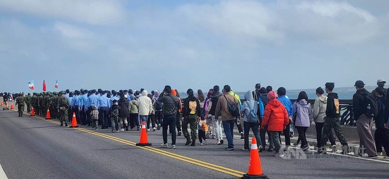 澎湖縣政府「澎湖大行軍」活動，29日在澎湖跨海大橋登場，來自全台各地1000多名民眾一起逆風前行，現場感受到一場野戰生活體驗，還有土魠魚等3金海味品嚐，留下難忘回憶。中央社    114年11月29日