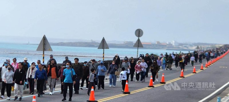 澎湖縣政府「澎湖大行軍」活動，29日在澎湖跨海大橋登場，來自全台各地1000多名民眾一起逆風前行，現場感受到一場野戰生活體驗，跨海大橋宛如一條人龍，場面盛大，留下難忘回憶。中央社  114年11月29日