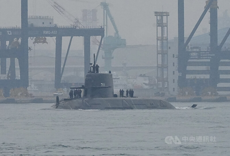 潛艦國造原型艦海鯤號28日上午再度出海進行第5次浮航測試；台船公司將持續依測試結果，進行各系統調校改善。中央社記者董俊志攝　114年11月28日
