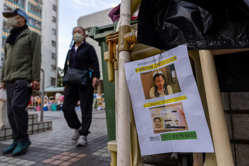 香港宏福苑外張貼的尋人啟事。（美聯社）