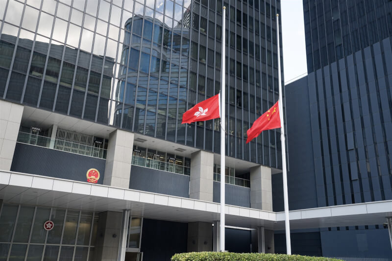 香港政府總部29日下半旗哀悼宏福苑大火罹難者。（中新社）