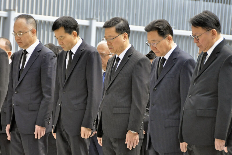 香港特首李家超（中）與主要官員29日在政府總部默哀。（共同社）